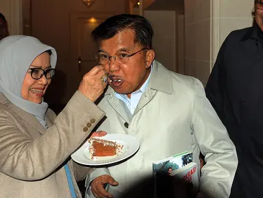 Mufidah Kalla menyuapi Wapres Jusuf Kalla saat syukuran ulang tahunnya ke-77 di Jenewa, Swiss, Rabu (15/5/2019). Kunjungan JK ke Swiss untuk menghadiri Forum PBB terkait pengurangan resiko kebencanaan atau Global Platform Disaster Risk Reduction United Nation. (Liputan6.com/Tim Media Wapres)