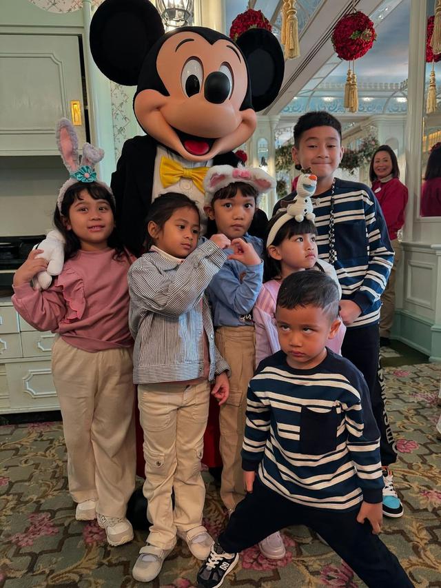 Potret gemas Rafathar, Rayyanza dan Lily kenakan baju kembar (credit: instagram/raffinagita1717)