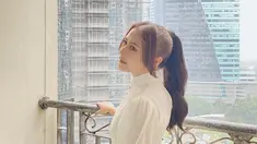 Tampil dengan rambut kuncir kuda, Prilly Latunconsina semakin terlihat imut. Lantaran wajah imutnya, apalagi didukung dengan gaya rambutnya, tentunya tak terlihat jika Prilly Latuconsina adalah artis kelahiran 1996. (Liputan6/IG/@prillylatuconsina96)
