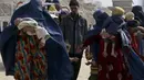 Laporan media lokal mengatakan hampir 100.000 imigran Afghanistan telah secara sukarela kembali ke negara mereka dari penyeberangan perbatasan Torkham di Khyber Pakhtunkhwa dan penyeberangan Chaman di provinsi Balochistan bulan ini. (AP Photo/Muhammad Sajjad)