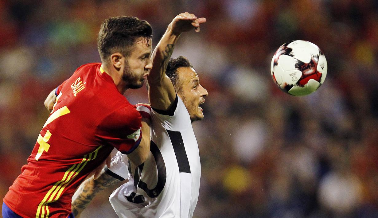 Gelandang Spanyol, Saul Niguez, berebut bola dengan gelandang Albania, Ergys Kace, pada laga Kualifikasi Piala Dunia 2018 di Stadion Rico Perez, Jumat (6/10/2017). Spanyol menang 3-0 atas Albania. (AP/Alberto Saiz)