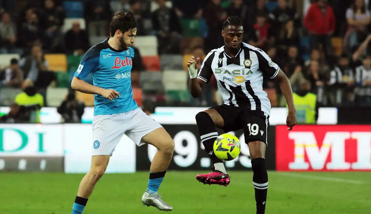 Di laga itu, Napoli sempat tertinggal lebih dahulu berkat sepakan Sandi Lovric di menit ke-13. Untungnya keunggulan Udinese hanya bertahan hingga menit ke-52 setelah Victor Osimhen menyamakan kedudukan. (Andrea Bressanutti/LaPresse via AP)
