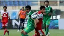 Aksi Fatchurochman, pemain Persebaya Surabaya saat melawan Martapura FC dalam turnamen Piala Presiden 2015 di Stadion Si Jalak Harupat, Kabupaten Bandung Jawa Barat, Rabu (2/9).  (Bola.com/Peksi Cahyo)