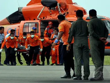 Dua jenazah penumpang pesawat AirAsia QZ8501 tiba di Lanud Iskandar, Pangkalan Bun, Kalteng, Rabu (31/12/2014). (Liputan6.com/Miftahul Hayat) 