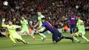 Striker Barcelona, Luis Suarez, melepaskan tandukan kepala ke gawang Levante pada laga La Liga 2019 di Stadion Camp Nou, Sabtu (27/4). Barcelona menang 1-0 atas Levante. (AP/Manu Fernandez)