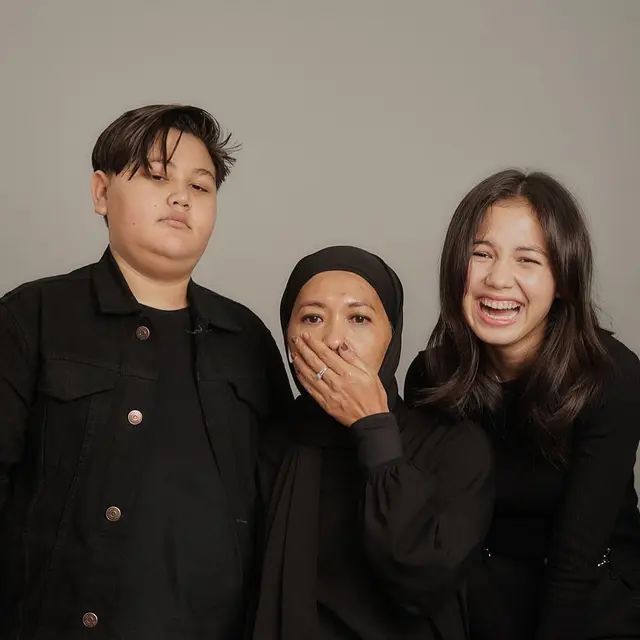 Lagi Libur Syuting, Ini 6 Pemotretan Saskia Chadwick Bareng Ibunda dan Adiknya