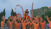Pertunjukan Tari Kecak yang digelar pada, Kamis 23 Februari 2023. (Liputan6.com/Laudia Tysara)