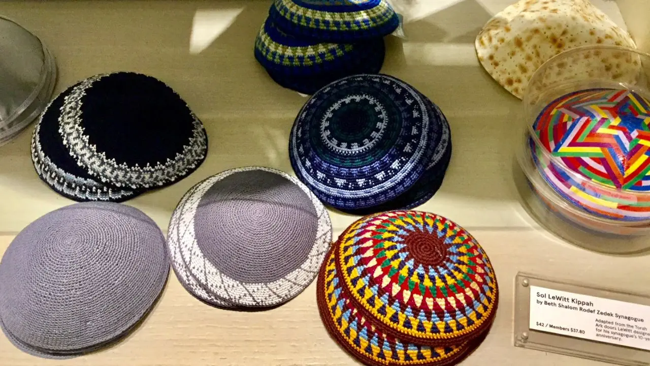 Tak Hanya Putih, Ternyata Ini Macam-macam Kippah Yahudi
