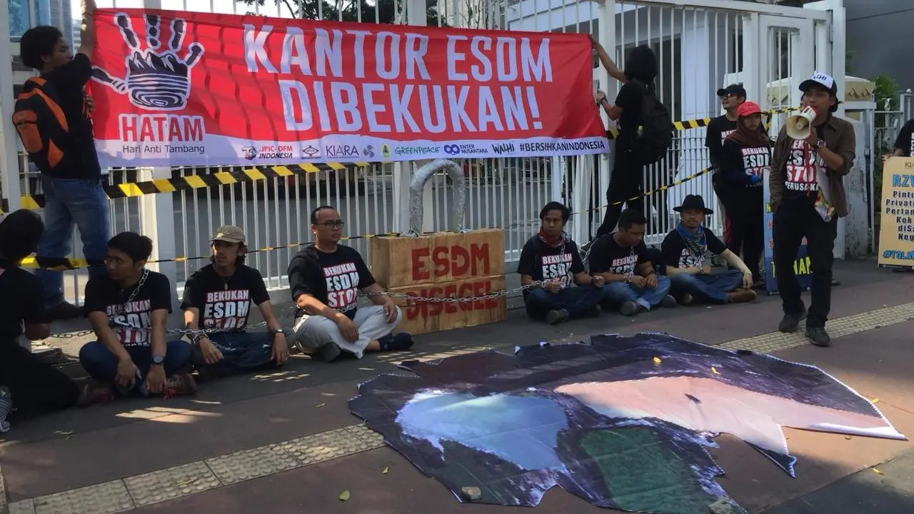 Kantor Menteri Energi dan Sumber Daya Mineral (ESDM) Ignasius Jonan dibekukan oleh sejumlah aktivis lingkungan.