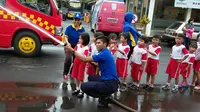 Andrianto, seorang pemain Persekam Metro FC yang juga bekerja sebagai petugas pemadam kebakaran. (Bola.com/Iwan Setiawan)