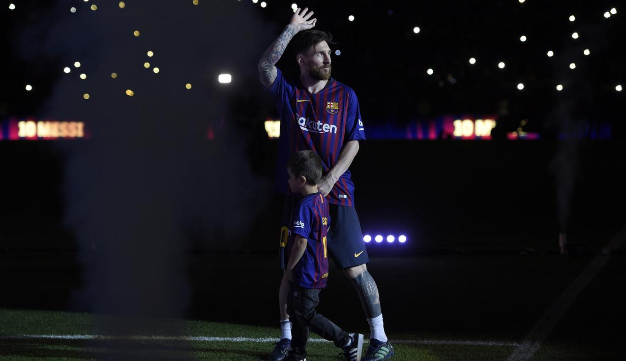 Bintang Barcelona, Lionel Messi menjadi top scorer  La Liga Santander 2017-2018 dengan koleksi 34 gol. (AFP/Lluis Gene)