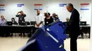 Presiden Amerika Serikat (AS) Barack Obama memberikan suaranya lebih awal untuk Pilpres AS 2016 di tempat pemungutan suara (TPS) kota Chicago, Illinois, Jumat (7/10). Chicago diketahui sebagai kampung halaman Barack Obama. (REUTERS/Jonathan Ernst)
