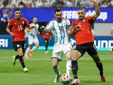 Pemain Argentina Lionel Messi berebut bola dengan pemain Mesir Ramy Rabia selama pertandingan sepak bola babak 16 besar Piala Dunia antara Argentina dan Mesir di Atlanta, Selasa, 7 Juli 2026. (AP Photo/Erik S. Lesser)