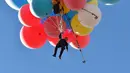 David Blaine terbang dengan memegang balon helium saat melakukan aksi "Ascension" di Page, Arizona, Amerika Serikat, Rabu (2/9/2020). David Blaine berhasil melakukan aksi ekstrem tersebut dengan terbang setinggi 7.600 meter. (David Becker/GETTY IMAGES NORTH AMERICA/Getty Images via AFP)