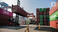 Aktivitas bongkar muat peti kemas di Pelabuhan Tanjung Priok, Jakarta, Kamis (14/4/2022). Kenaikan harga komoditas global di tengah perang Rusia-Ukraina tetap menjadi pendorong utama terjadinya surplus yang besar karena mendorong kinerja ekspor Indonesia. (Liputan6.com/Faizal Fanani)