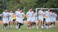 Timnas Indonesia U-22 menjalani latihan di Lapangan Latihan 2 Stadion 700th Anniversary, Chiang Mai, pada Kamis (11/12/2025) sekitar pukul 16.00 waktu setempat, Kamis (11/12/2025). Tim Garuda Muda akan menghadapi Myanmar dalam laga hidup dan mati Grup C sepak bola SEA Games, Jumat (12/12/2025). (Bola.com/Bagaskara Lazuardi)