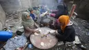 Warga Gaza memanfaatkan waktu gencatan senjata sementara untuk memasak bersama dan melongok rumah yang mereka tinggalkan karena perang. (AP Photo/Hatem Ali)