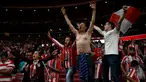 Suporter menjadi elemen penting bagi sebuah klub di mana saja, termasuk di Eropa. Di samping menjadi bagian penting untuk terus mendukung klub kesayangannya, mereka juga mempunyai andil dalam menentukan keputusan-keputusan strategis klub, seperti mendatangkan pemain dalam bursa transfer. Tercatat, ada 6 transfer yang pernah gagal akibat penolakan suporter garis keras klub. Berikut daftar keenam transfer yang gagal tersebut. (AFP/Pierre-Philippe Marcou)