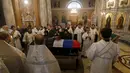 Imam Ortodoks memimpin upacara pemakaman pilot asal Rusia, Oleg Peshkov di Lipetsk, Rusia, Rabu (2/12). Oleg Peshkov adalah pilot yang tewas saat pesawat tempur Su-24 yang dikemudikannya ditembak jatuh Turki pekan lalu. (REUTERS/Maxim Zmeyev)