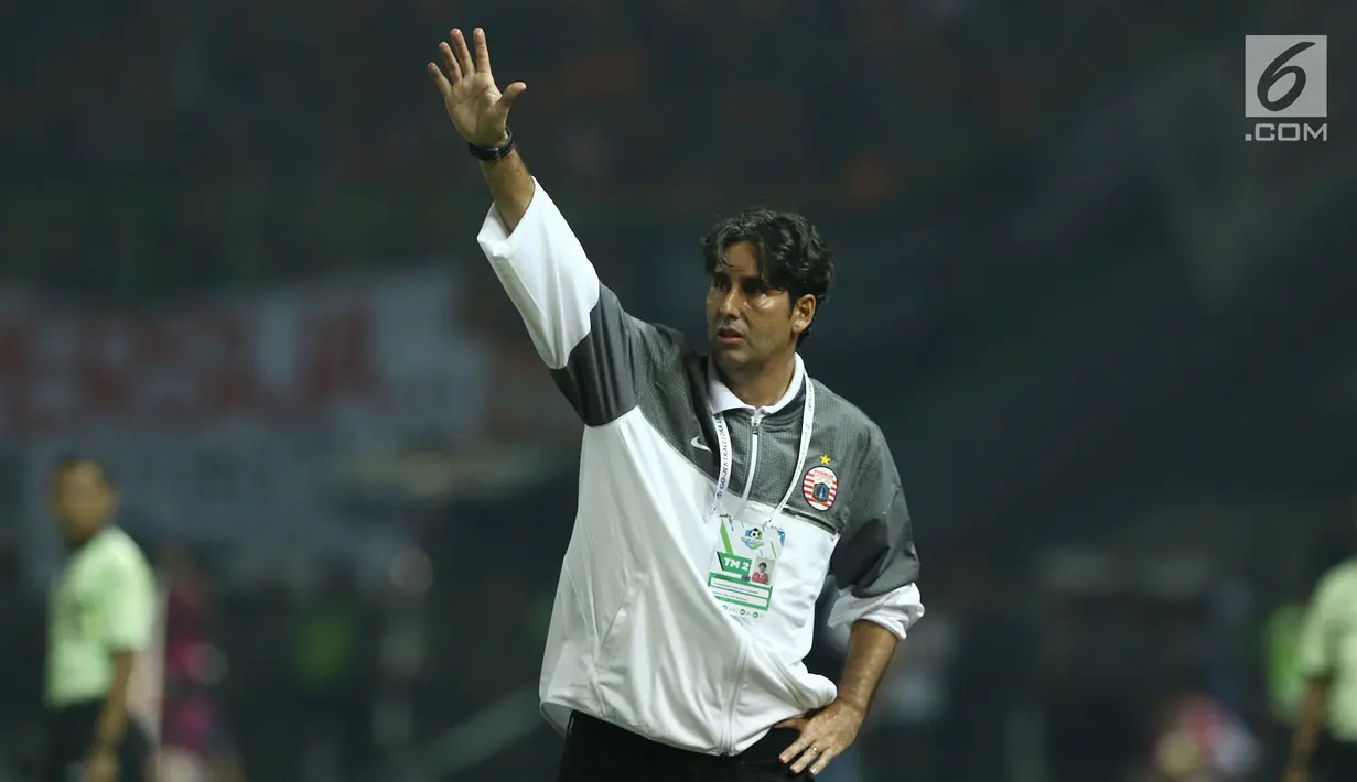 Pelatih Persija, Stefano Cugurra memberi arahan saat laga melawan Arema FC di lanjutan Liga 1 Indonesia di Stadion Patriot Candrabhaga, Bekasi, Jumat (2/6). Persija unggul 2-0 atas Arema FC. (Liputan6.com/Helmi Fithriansyah)