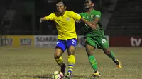 Pemain Persegres, Jumadi, duel dengan Ilham Udin Armaiyn (Bhayangkara FC) di Stadion Tri Dharma Petrokimia, Gresik, Sabtu (26/8/2017). (Bola.com/Fahrizal Arnas)