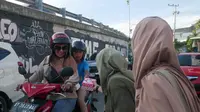 Pengurus Angkatan Muda Muhammadiyah saat membagikan nasi kotak untuk pengguna jalan di depan Kampus Universitas Muhammadiyah Kaltim, Sabtu (23/3/2023).