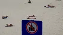 Sedikitnya 15 orang, dengan rentang usia korban antara 10 hingga 87 tahun, tewas. Tampak dalam foto, orang-orang terlihat di Pantai Bondi di Sydney, Australia pada Senin 15 Desember 2025, sehari setelah penembakan. (Saeed KHAN/AFP)