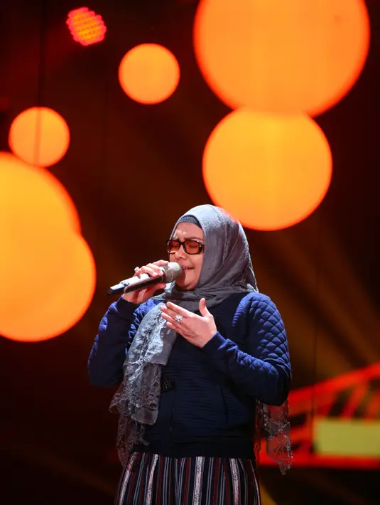 Salah satu penyanyi senior Iyeth Bustami menjadi salah satu artis yang ikut meramaikan acara Konser Raya Indosiar. Berbagai persiapan telah dilakukan sebelum tampil dalam acara luar biasa tersebut. (Nurwahyunan/Bintang.com)