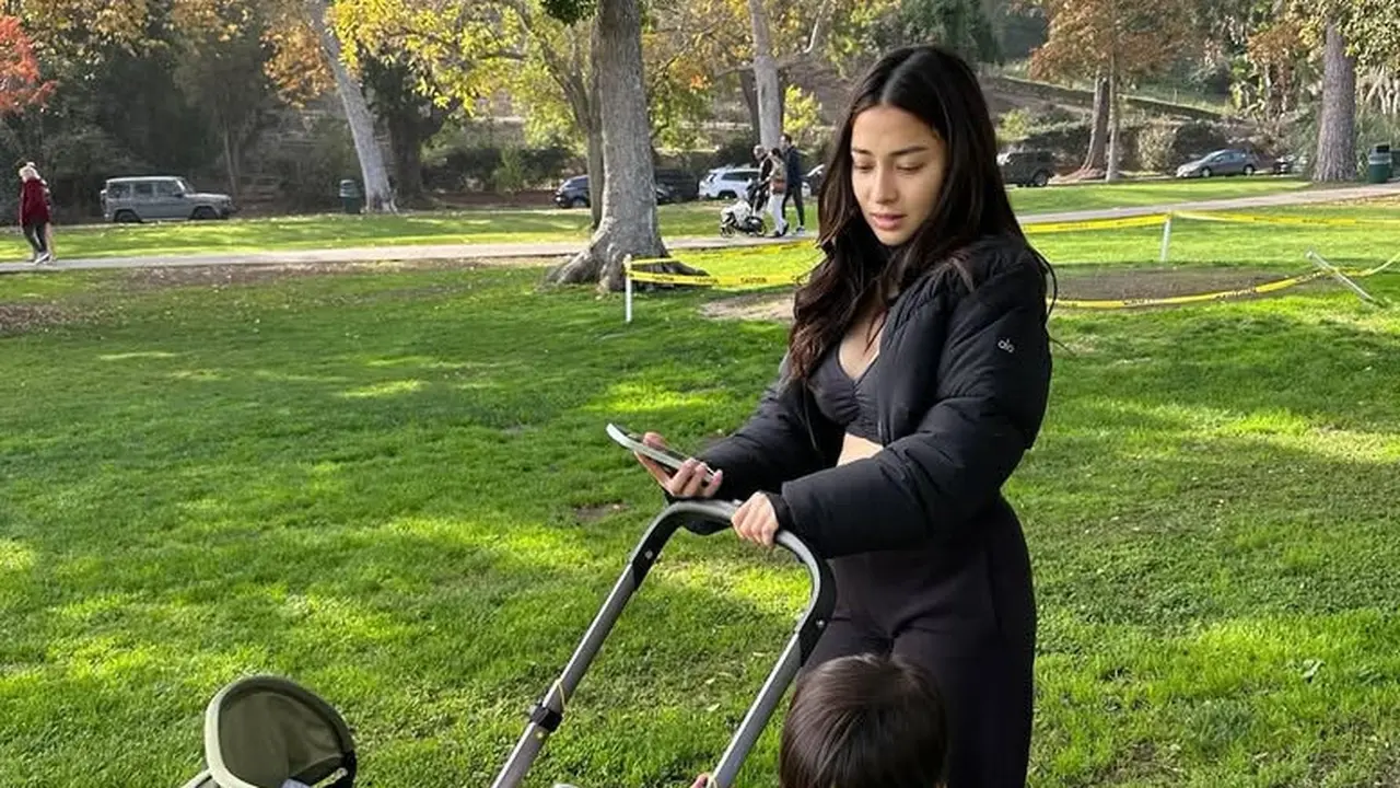 Nikita Willy saat Dorong Stroller Putra Ke-2 di Hari Pertama Tahun 2025