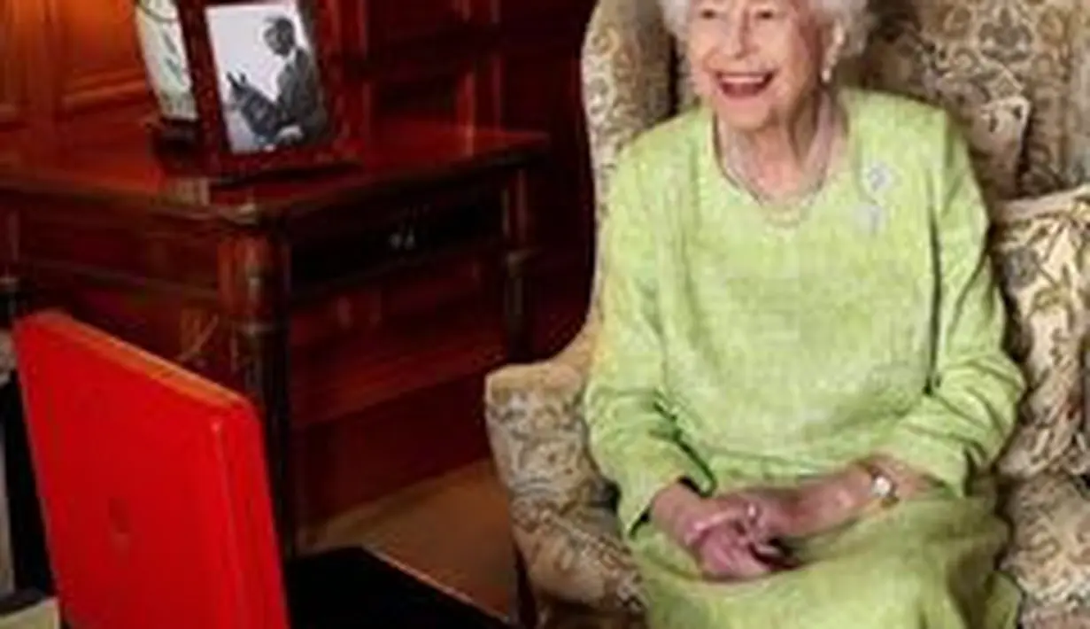 Rupanya ratu memiliki tiga kalung mutiara tiga untai yang identik 
(Foto: Instagram @theroyalfamily)