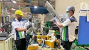 Pekerja memeriksa produk dan kualitas komponen otomotif di pabrik PT Dharma Polimetal (Dharma Group), kawasan Delta Silicon, Cikarang, Jawa Barat. Perusahaan manufaktur Triputra Group menargetkan penjualan hingga 38.81 % atau senilai Rp 3,08 triliun pada 2021. (Liputan6.com/HO/Dharma)