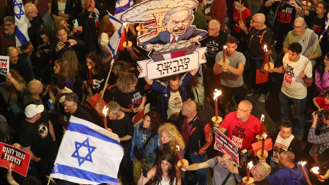 Puluhan ribu warga Israel berunjuk rasa di Tel Aviv menuntut kesepakatan pembebasan sandera di Gaza. (JACK GUEZ /AFP)