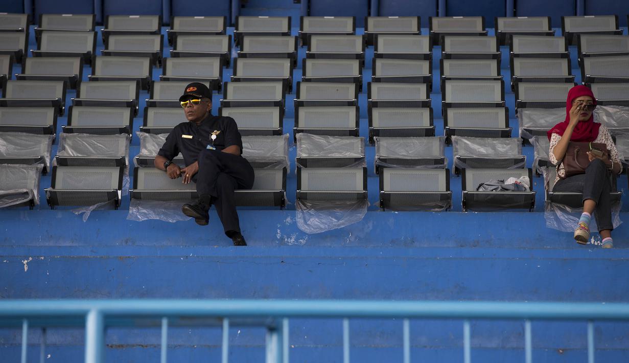 Sepinya jumlah penonton pada laga Piala Jenderal Sudirman antara Sriwijaya FC melawan Gresik United di Stadion Kanjuruhan, Malang, Kamis (19/11/2015). (Bola.com/Vitalis Yogi Trisna)