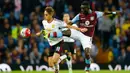 Pemain muda Manchester United, Adnan Januzaj mengontrol bola melewati pemain Aston Villa, Idrissa Gueye pada laga Liga Inggris di Stadion Villa Park, Inggris, Jumat (14/8/2015). MU berhasil menaklukan Villa 1-0. (Reuters/Darren Staples)