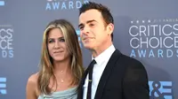 Pasangan selebriti, Jennifer Aniston didampingi sang suami, Justin Theroux tampil mesra saat menghadiri acara Critics' Choice Awards ke-21 di Santa Monica, California, Minggu (17/1/2016). (Jason Merritt/Getty Images/AFP)