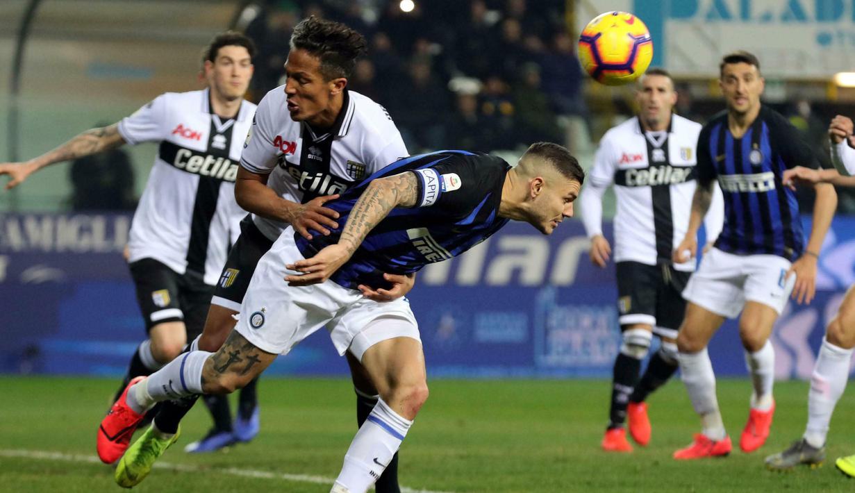 Striker Inter Milan, Mauro Icardi, berebut bola dengan pemain Parma, Bruno Alves, pada laga Serie A di Stadion Ennio-Tardini, Sabtu (9/2). Inter Milan menang 1-0 atas Parma. (AP/Serena Campanini)