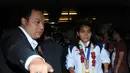 Sekretaris Jendral PBSI, Anton Subowo (kiri), mengawal salah satu pebulutangkis ganda putri peraih emas Asian Games 2014, Nitya Krishinda, di Bandara Soekarno-Hatta, Selasa (30/9/2014). (Liputan6.com/Helmi Fithriansyah)