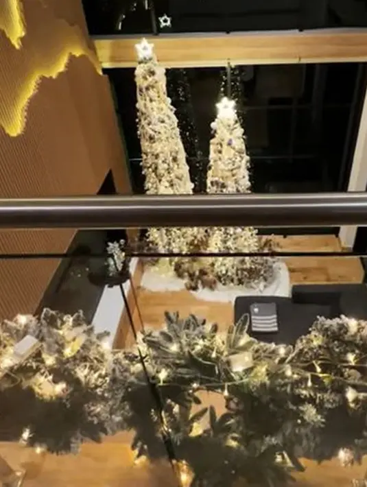 Pohon Natal di rumah pemilik nama lengkap Monica Nicholle Sandra Dewi Gunawan Basri ini berwarna emas tanpa sentuhan warna hijau. Jumlahnya pun tidak hanya satu melainkan dua dengan posisi saling bersebelahan. (Liputan6.com/YouTube/Sandra Dewi Official)
