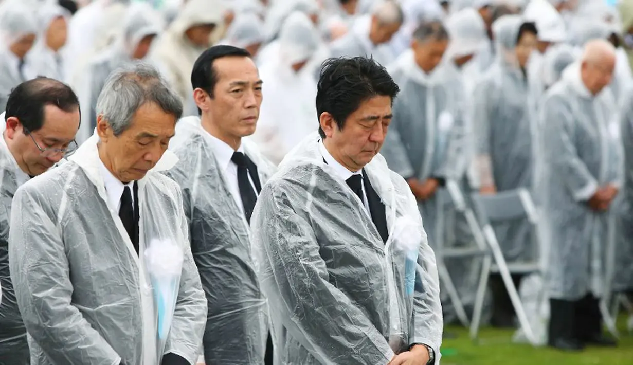 Para warga melakukan aksi mengheningkan cipta pada pukul 8.15 waktu setempat atau tepat ketika bom atom tersebut meluluhlantakkan Hiroshima. (REUTERS/Kyodo)