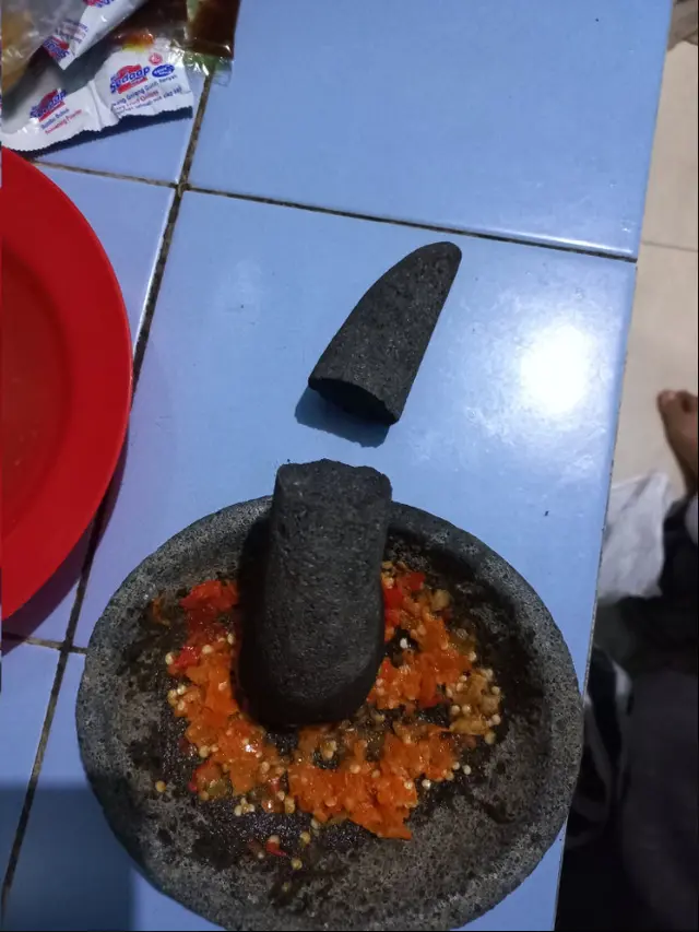 6 Momen Apes Cobek dan Ulekan Pecah Ketika Sedang Dipakai, Bikin Elus Dada