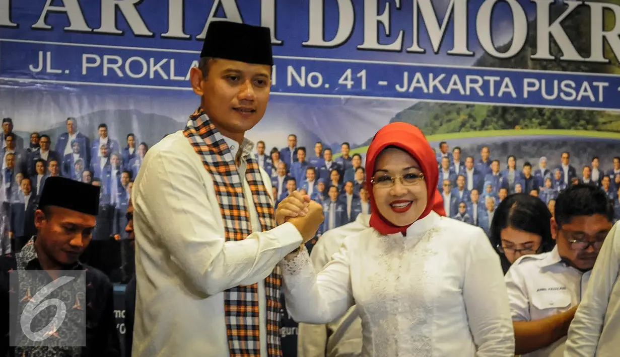 Agus Harimurti Yudhoyono dan Sylviana Murni melakukan salam komando jelang pendaftaran diri sebagai pasangan bakal calon gubernur dan wakil gubernur DKI Jakarta ke KPU DKI, Jakarta, Jumat (23/9). (Liputan6.com/Faizal Fanani)