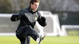 Manchester City's Elano attends a training session at their Carrington training ground ,Manchester, on December 2, 2008, on the eve their UEFA Cup group A match against Paris Saint-Germain. AFP PHOTO/ANDREW YATES