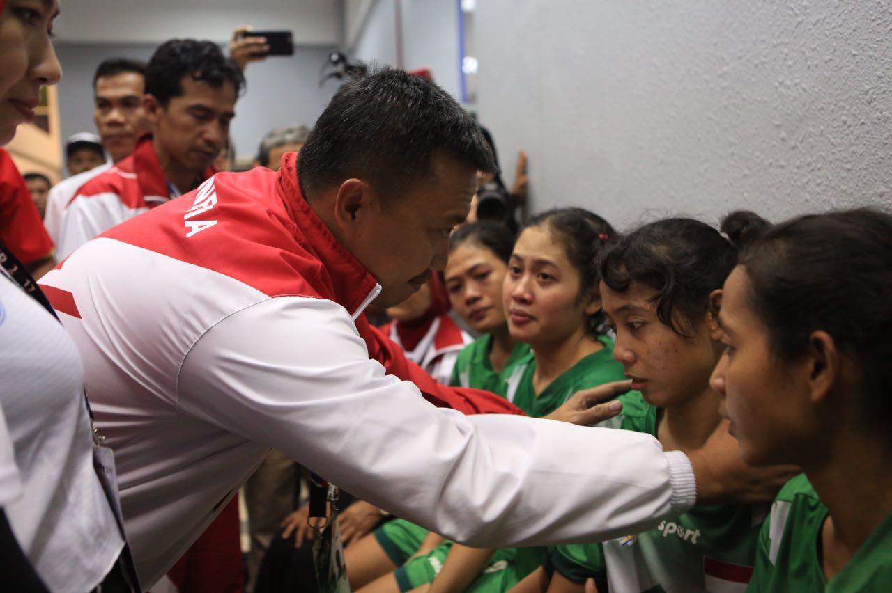 Menpora Imam Nahrawi tampak memberikan semangat kepada Timnas sepak takraw putri Indonesia yang walk out saat berhadapan dengan Malaysia, Minggu (20/8/2017). (Kemenpora)