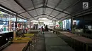 PKL eks Loksem JT 53 Pisangan Timur berjualan di tempat relokasi Pasar Enjo, Jakarta, Senin (22/10). Para pedagang mengaku enggan pindah ke tempat relokasi tersebut karena lapak yang disediakan sangat sempit. (Merdeka.com/Iqbal S. Nugroho)