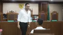 Persidangan kali ini untuk mendengar keterangan dari para terdakwa, termasuk Ammar Zoni. Tampak dalam foto, terdakwa kasus dugaan peredaran narkotika di Rumah Tahanan (Rutan) Salemba, Ammar Zoni, saat tiba untuk menjalani sidang lanjutan di Pengadilan Negeri Jakarta Pusat (PN Jakpus), Jakarta, Kamis (8/1/2026). (Kapanlagi.com/Budy Santoso)