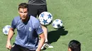 Penyerang Real Madrid Cristiano Ronaldo saat melakukan sesi latihan di Valdebebas, Madrid, Spanyol (17/4). Real Madrid akan menantang Bayern Muenchen di leg kedua perempat final Liga Champions. (AFP Photo / Gerard Julien)