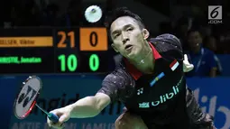 Tunggal putra Indonesia Jonatan Christie mengembalikan kok ke arah pebulutangkis Denmark, Viktor Axelsen pada babak pertama Indonesia Open 2018 di Istora GBK, Jakarta, Selasa (3/7). Jonatan kalah 10-21, 19-21. (Liputan6.com/Helmi Fithriansyah)