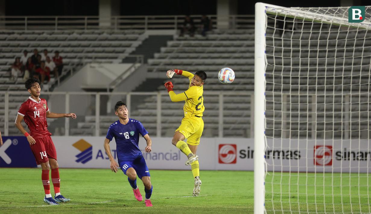 <p>Kiper Timnas Indonesia U-20, Rifky Tofani kebobolan gol kedua lewat sepakan lambung bek Uzbekistan U-20, Ozodbek Kurbonov pada laga uji coba internasional di Stadion Madya, Senayan, Jakarta, Selasa (30/1/2024). (Bola.com/M Iqbal Ichsan)</p>