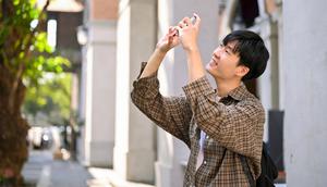 Ilustrasi seorang pria yang sedang memotret. ©BongkarnGraphic/Depositphotos.com.