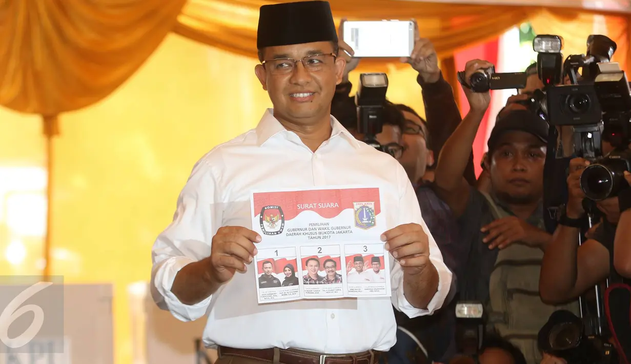 Calon Gubernur DKI Jakarta Anies Baswedan menunjukkan surat suara sebelum mencoblos di TPS 028 Cilandak Barat, Jakarta Selatan, Rabu (15/2). Anies datang bersama istri, Fery Farhati dan anak perempuannya Mutiara Baswedan. (Liputan6.com/Immanuel Antonius)